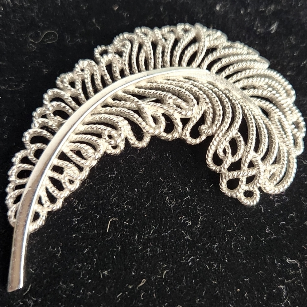 Crown Trifari‎ silver metal vintage delicate filigree feather brooch
